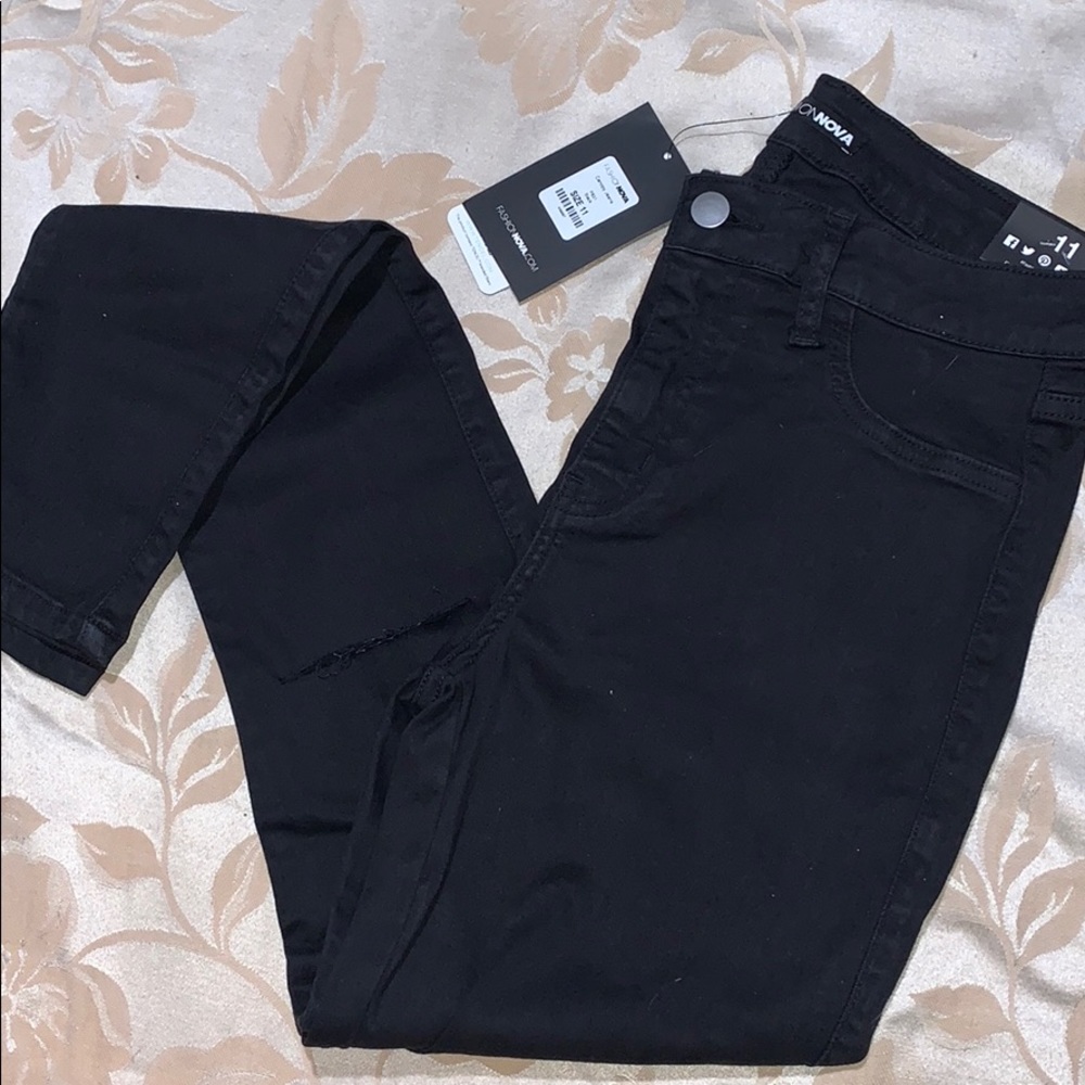 Black Jeans w. Slit on knee.